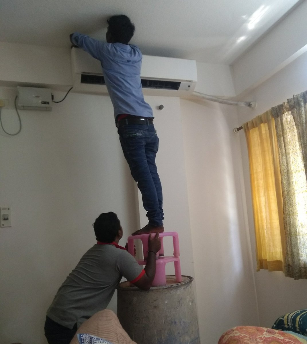 somyasethuraman's tweet photo. ๐ ๐The great Indian jugaad. Call them for servicing AC and end up providing your building water drum + household stools + screwdriver + bucket + brush + 'dirty cloth' and dirty house and walls are added bonus #hateweekends #firstworldproblem #whosayslaborischeapinindia https://t.co/iLpp5CNC84