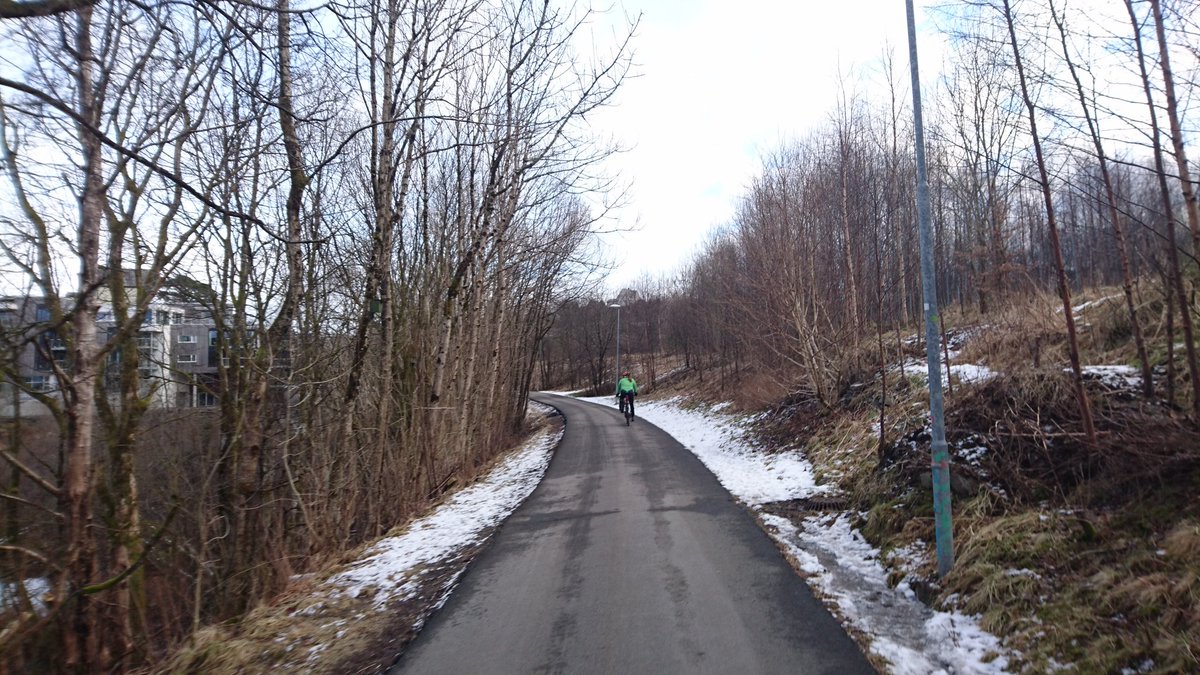 23, februar og nykostet sykkelvei. Det #liker vi! 😀👍🚲 ingen grunn til å la #sykkelen stå #sykkel #vintersykling #sykletiljobb #sykkelbyenbergen <a href="/VegvesenVest/">Statens vegvesen vest</a>