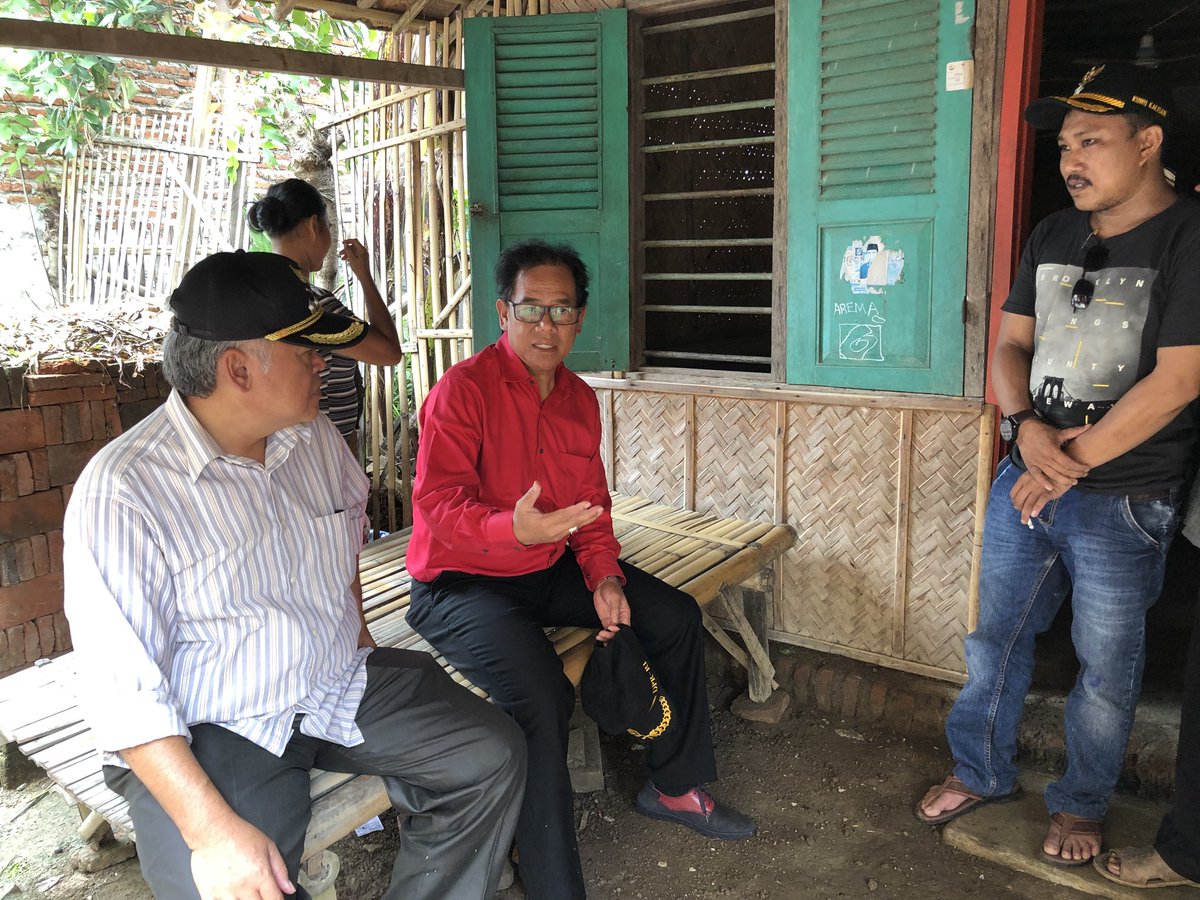 umarhadi_yoseph's tweet photo. Program perbaikan pemukiman kumuh di beberapa desa Kec Losari sangat diperlukan segera, termasuk perbaikan rumah tidak layak huni. Apalagi pasca Banjir sepanjang aunhai Cisanggarung.. https://t.co/LOtmuosQ3j