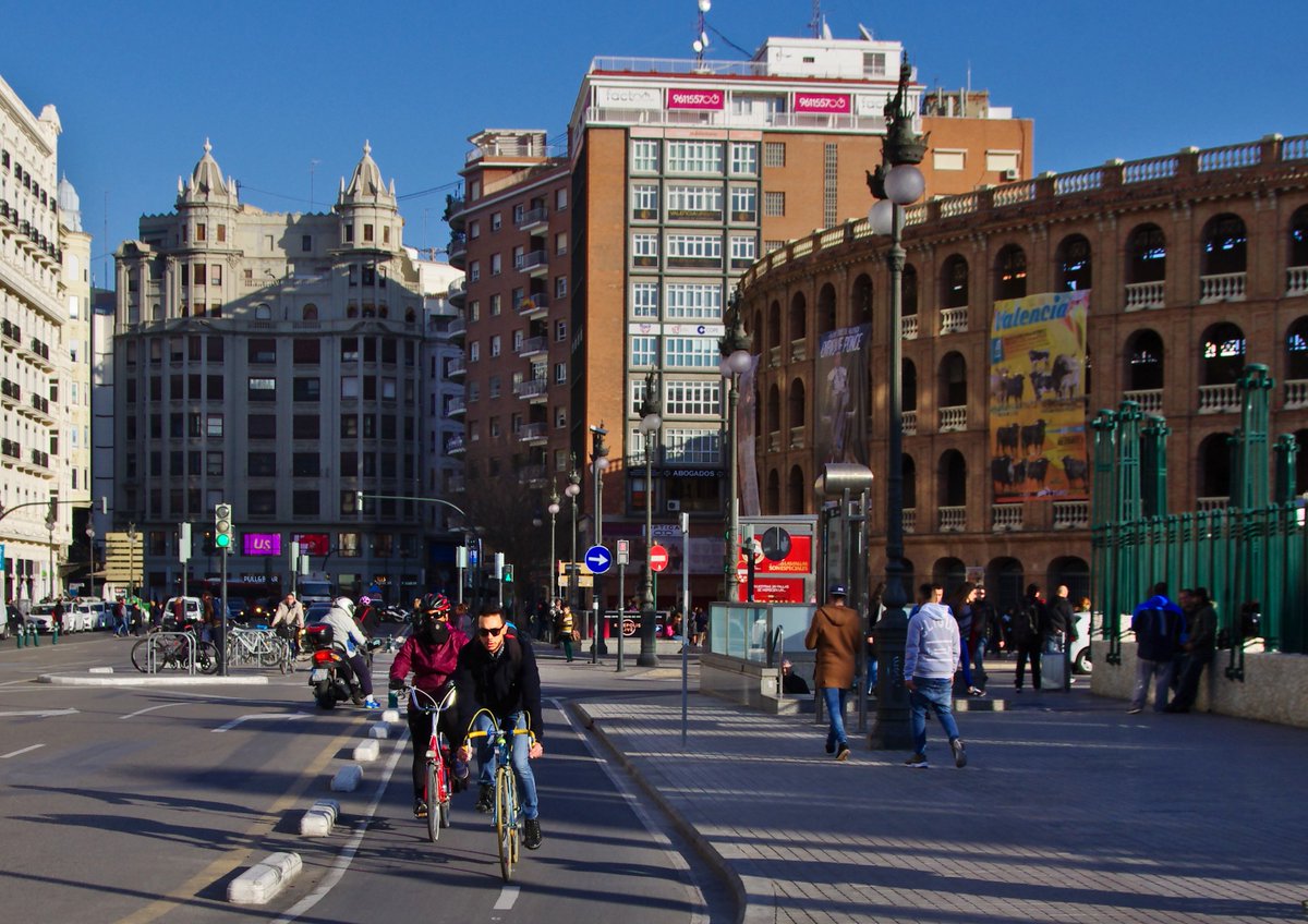 bikeitalia_it's tweet image. Il centro di @VisitaValencia è circondato da un anello ciclabile di 5 km, un'opera costata 700.000 euro, realizzata in poco tempo e che ha ridotto del 25% il traffico automobilistico.