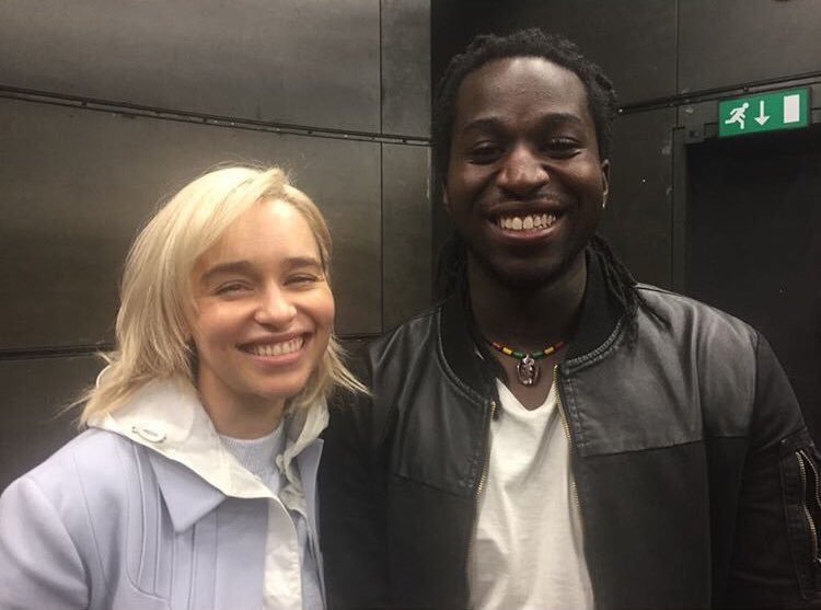 EmiliaClarkeTM's tweet photo. Emilia Clarke ayer con fans en un evento celebrado en Londres. https://t.co/8ubQNAzagI