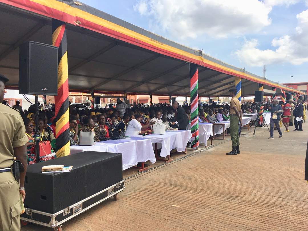 StKyamutetera's tweet image. The Mutukula #OSBP (UG-TZ) has reduced border crossing by 90% from 45 hrs in 2011 to just 4 hrs in 2017. User satisfaction is 71%.

Saving Time. Cutting Costs. Increased Regional Competitiveness &amp;amp; better returns for local businesses.

#VukaBorderFaster 
#URATradeFacilitation