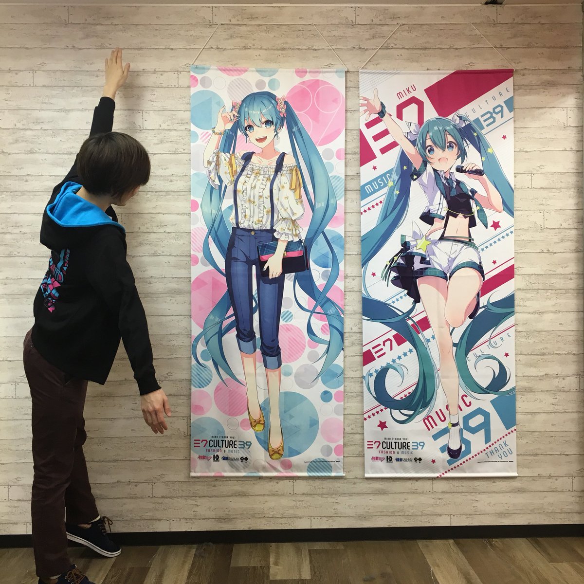 ココラボ Cocollabo Ar Twitter 39culture商品紹介 U35さん がりさんの素敵なイラストを使った等身大タペストリーとb2タペストリーのご紹介 等身大タペストリーは存在感抜群 スタッフ身長180cm B2タペはfashion Musicの各キャラ集合 商品一覧はこちら