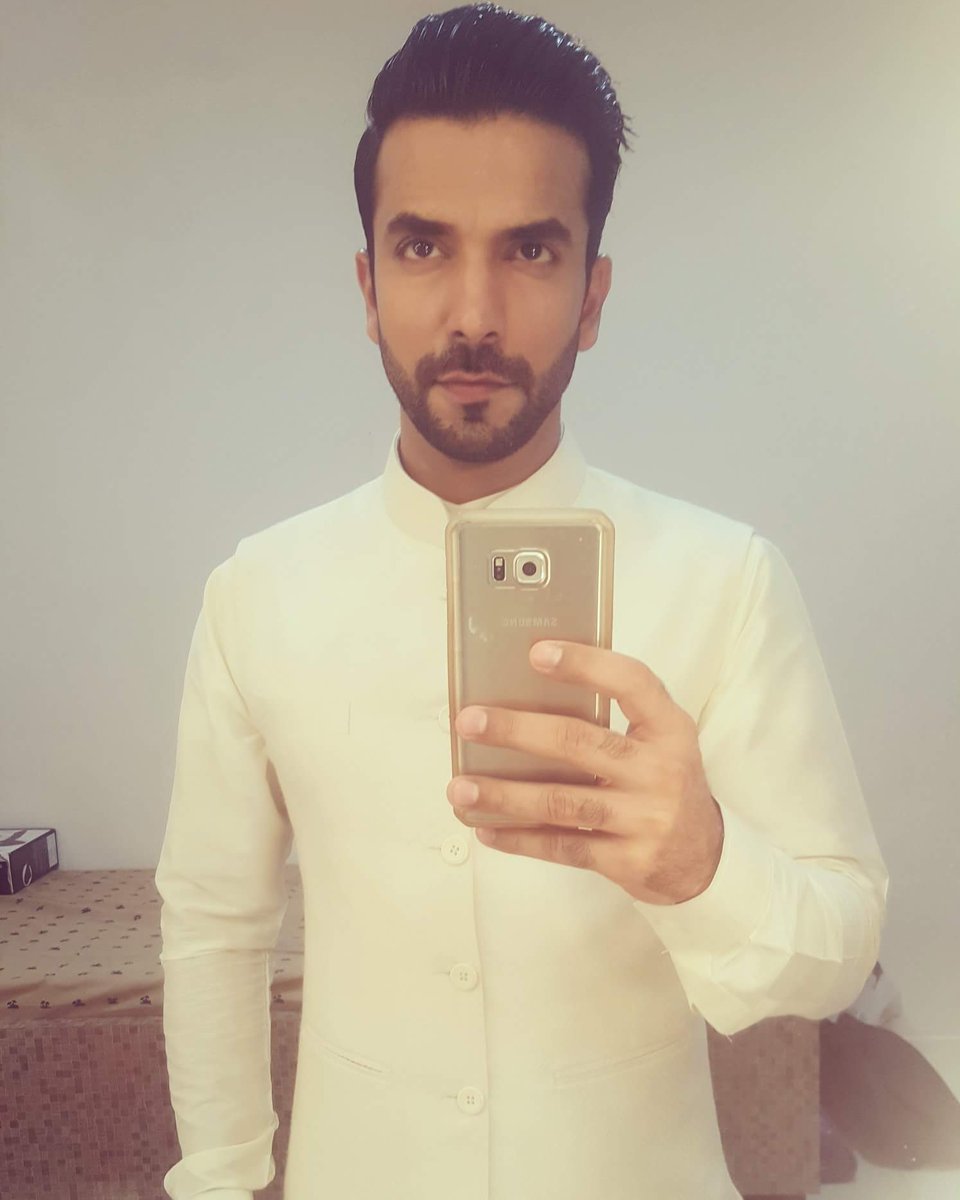 ManitJoura's tweet photo. A Blaze of feather. Costume Courtesy: @minar_k #saturdaylook #gobasic #white #colour #some #sunshine https://t.co/vcoxTsfFLJ