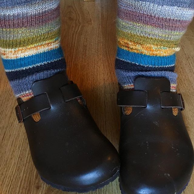 probablyjane's tweet photo. It’s sharply, beautifully cold this morning that makes me glad I’m a knitter and can bring out my #scrapvent #frankensocks to make sure my extremities stay good and toasty. #sockknittersofinstagram #sockknitting #makesocksnotwar #slowfashion #memadewardr… https://t.co/v6DmkP35ta https://t.co/cYjgKsWbLV