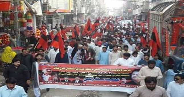 لاڑکانه ميں قومی عوامی تحريک کی ہزاروں لوگوں کی ريلی.
جمھوريت اورکرپشن سندھ ميں ساتھ نھيں چل سکتے، کاروائی نه ہوئی تو انارکی پھيلےگی۔
سندھ کےبادشاھ سلامت اور ملکه عاليه جلد انجام کوپھنچيں گے۔
سندھ ميں عوام کی آواز فقط قومی عوامی تحريک ہے، باقی سب کسی نه کسی کے بندےاور بی ٹيم ہيں.