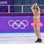 絶対東京にも来るｗ平昌五輪で半裸のオッサンがリンクに乱入し「白鳥の湖」を踊るw