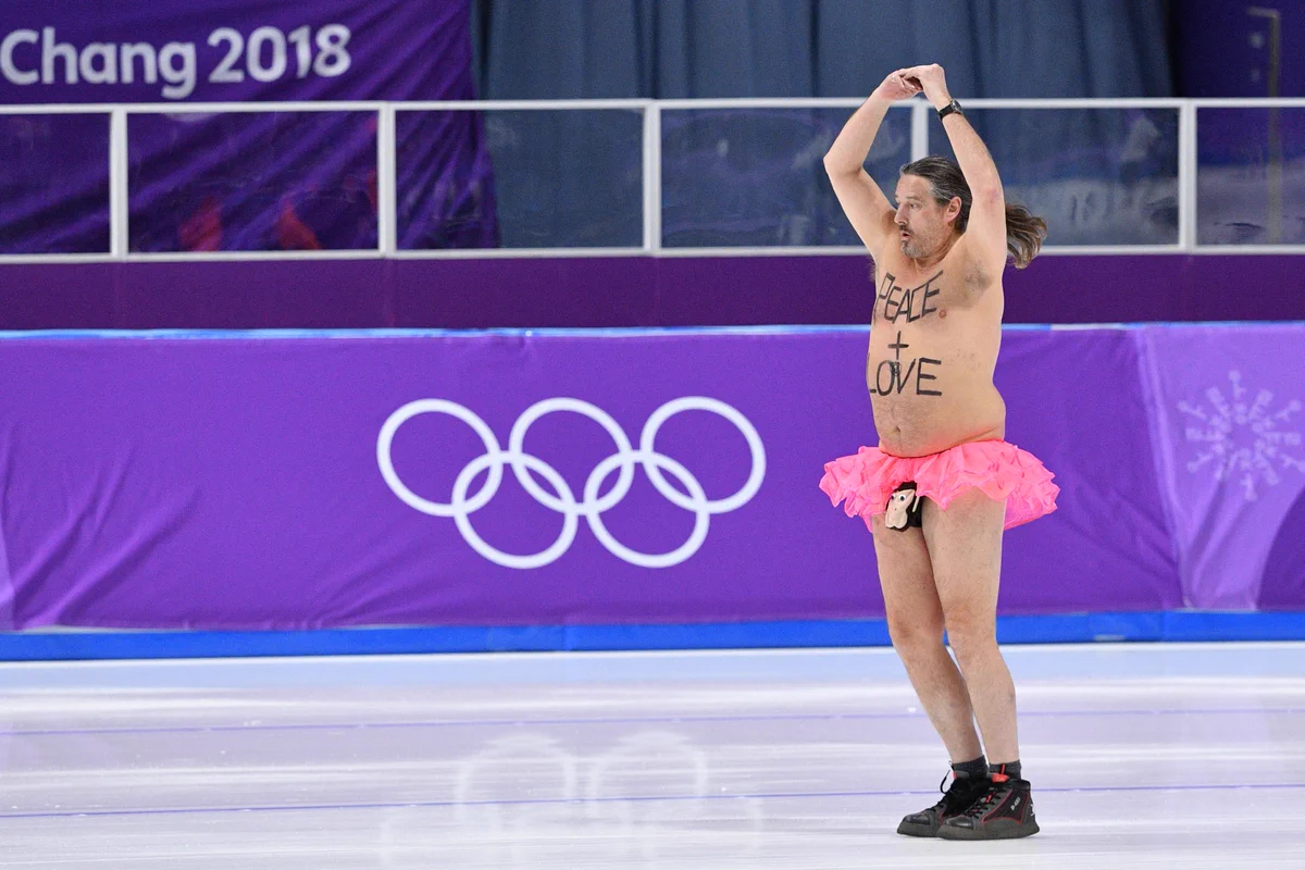 絶対東京にも来るｗ平昌五輪で半裸のオッサンがリンクに乱入し「白鳥の湖」を踊るｗｗ