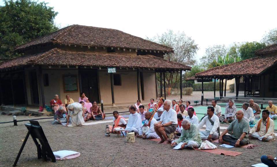 गांधी आश्रम सेवाग्राम वर्धा में शाम की सर्व धर्म प्रार्थना !
भाईजी के साथ इस कुटी में प्रार्थना का अहसास अद्भुत होता है । 
धन्यवाद नरेंद्र भाई
