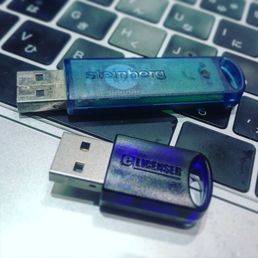 Gr5 On Twitter Usb Elicenserが突然壊れた なんとか認識できるようになったので 再発前にドングル交換 新型は半分くらいの小ささになってる 感動 Elicenser Cubase Steinberg