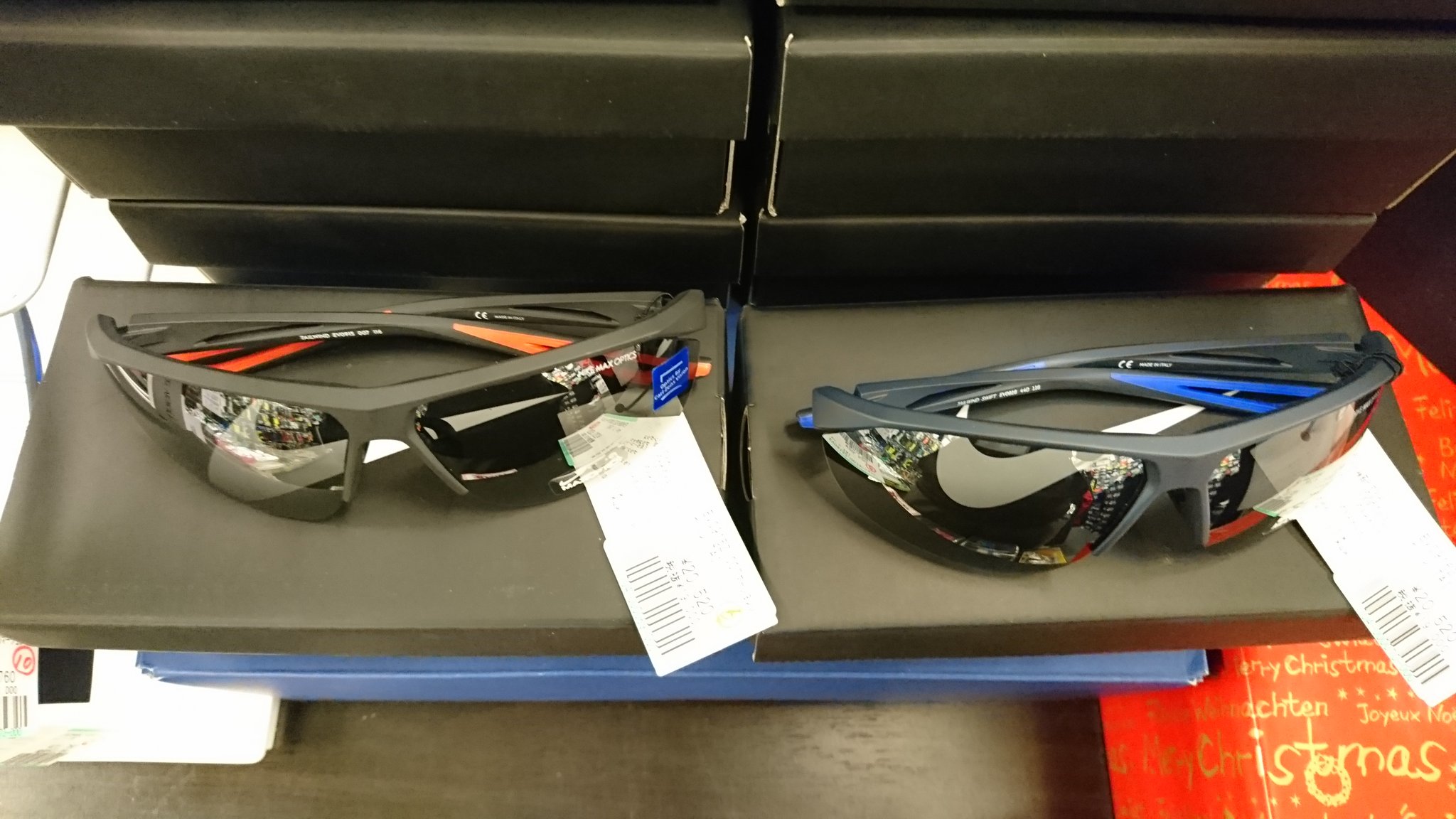 スポジョイ陸 スポーツjoy陸上 4月 9月は一番紫外線が多い時期です 眼は唯一むき出しの臓器ですので大切にしたいですよね 私も今日からサングラス をかけて自転車通勤します スポーツサングラスでは有りませんが 笑 ナイキサングラスが全て40 Off