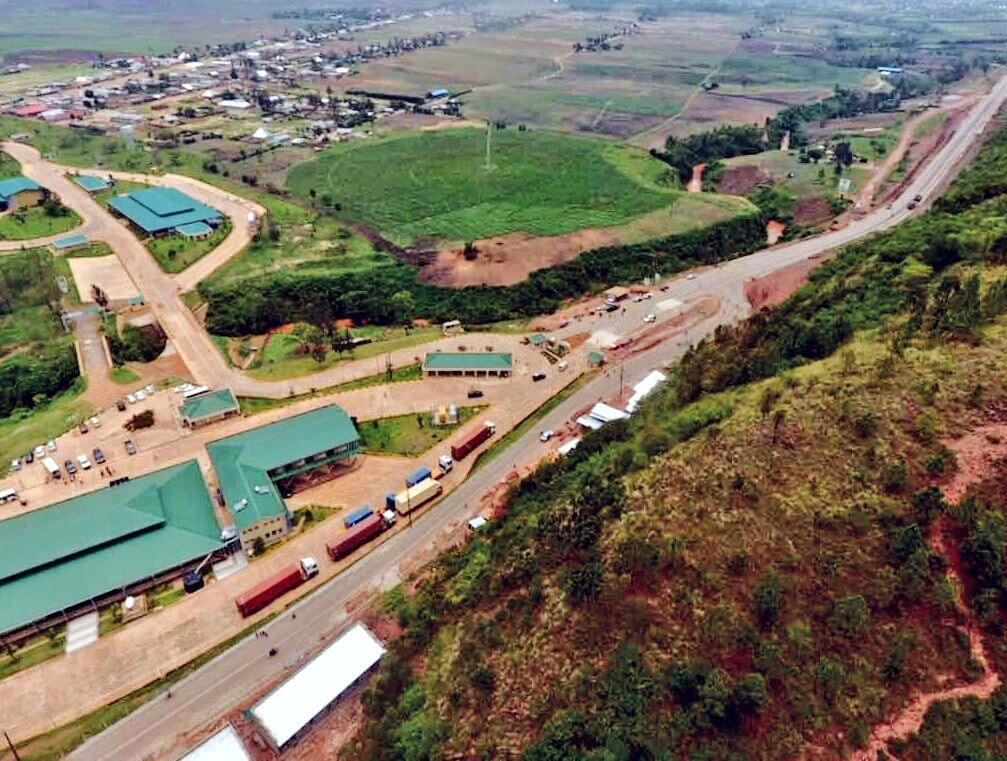 StKyamutetera's tweet image. @TradeMarkEastA with funding from a variety of donors is supporting construction of 15 OSBPs and access roads in EA. Below is just completed Mirama Hills/Kagitumba #OSBP and part  of the 37km Ntungamo-Mirama Hills Road. 
#VukaBorderFaster 
#URATradeFacilitation 
#UNRAWorks