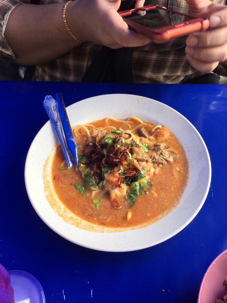 Ais kepal milo viral dekat taman semarak, rm3 dan rm5. Mee bandung dia sedap. Laksa pon ada jugakkkk. Tak rugi try