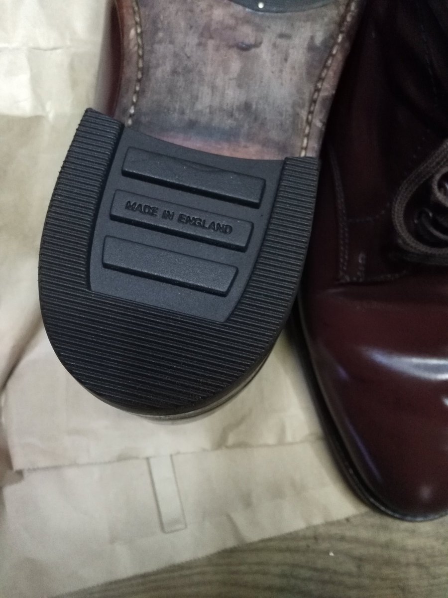 靴修理チャップリン Shoe Repaired At みたか 英国等の軍向け靴 をてがけていることで知られている英サンダース社製チャッカブーツのトップリフト交換です 同じく英corinium 社製リフト を使用しました 当社は グッドイヤーソール を製造している靴底