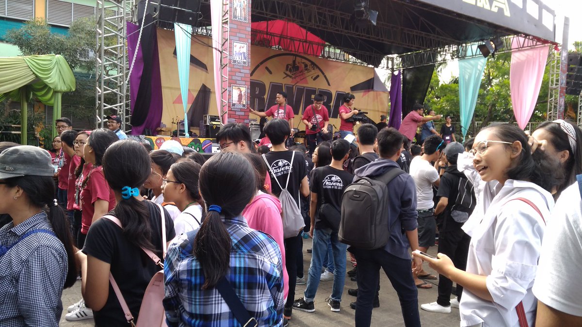 shermunchDPK's tweet photo. Suasana yg nungguin captain @sherylsheinafia tampil di Pensi Mater Dei Pamulang Tangerang Selatan, Sepertinya mereka sudah tidak sabar melihat penampilan captain 😄 @shermunch @MusicaStudios https://t.co/UXvDrUFuej