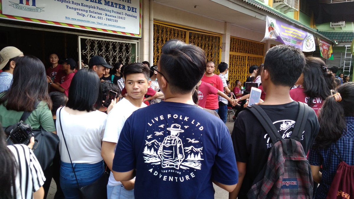 shermunchDPK's tweet photo. Suasana yg nungguin captain @sherylsheinafia tampil di Pensi Mater Dei Pamulang Tangerang Selatan, Sepertinya mereka sudah tidak sabar melihat penampilan captain 😄 @shermunch @MusicaStudios https://t.co/UXvDrUFuej