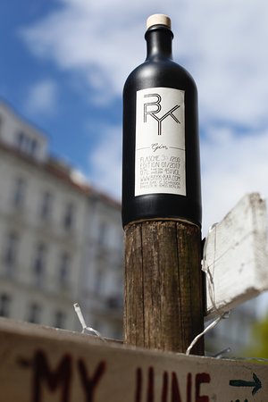 bryk_bar's tweet photo. KNOCK KNOCK it’s Gin o’clock 🛎🛎🛎
#bryk #bryk_bar #brykbar #ginlover #ginoclock #kollwitzkiez #rykestrasse18 #visit_berlin #willichhaben #ilike #smokygintonic #hospitality #mixology #gintonic #prenzlauerberg #prenzlberg #berliner #berlinpage #sunnyday #weekend #weekendinberlin https://t.co/qctxHjSue9