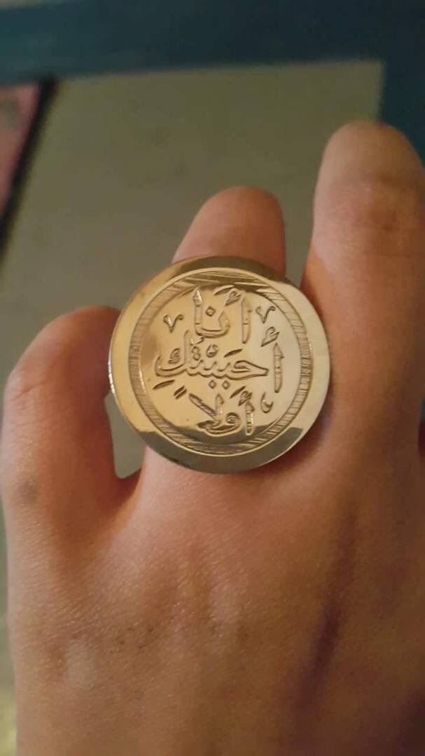 " أنا أحببتكِ أولاً "
نقشها أب على خاتم وأهداه لإبنته يوم خطوبتها
قال الرسولﷺ:
إن إبنتي بضعة مني ، يريبني ما رابها ،
ويؤذيني ما آذاها .