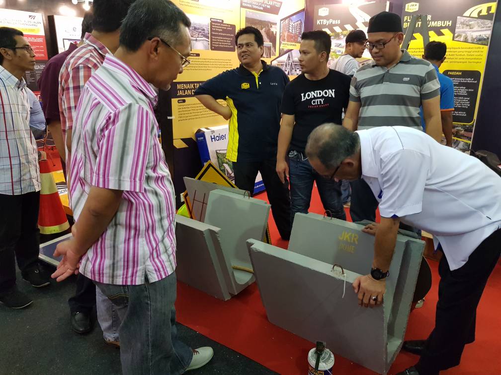 bangunanjkrtrg's tweet photo. Lawatan Dato’ SUK dan Timbalan Pengarah UPEN ke booth JKR bagi meninjau persiapan sempena Ekspo Terengganu 2018 yang akan bermula esok.
@irckb_chedin @Azha_Mustapha @JKRTerengganu 
#TerengganuMolekDoh https://t.co/8OavSBU65r