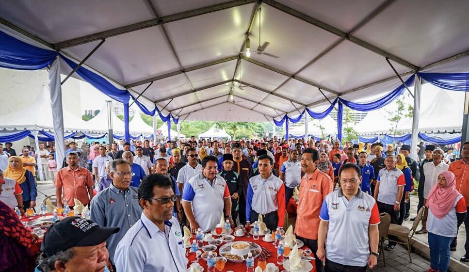 RajaNongChik's tweet photo. Thank you Ketua Kampung @TengkuAdnanReal kerana bersama-sama warga Lembah Pantai di Program Kenduri 1WP Lembah Pantai td https://t.co/T4cUHXuzeC