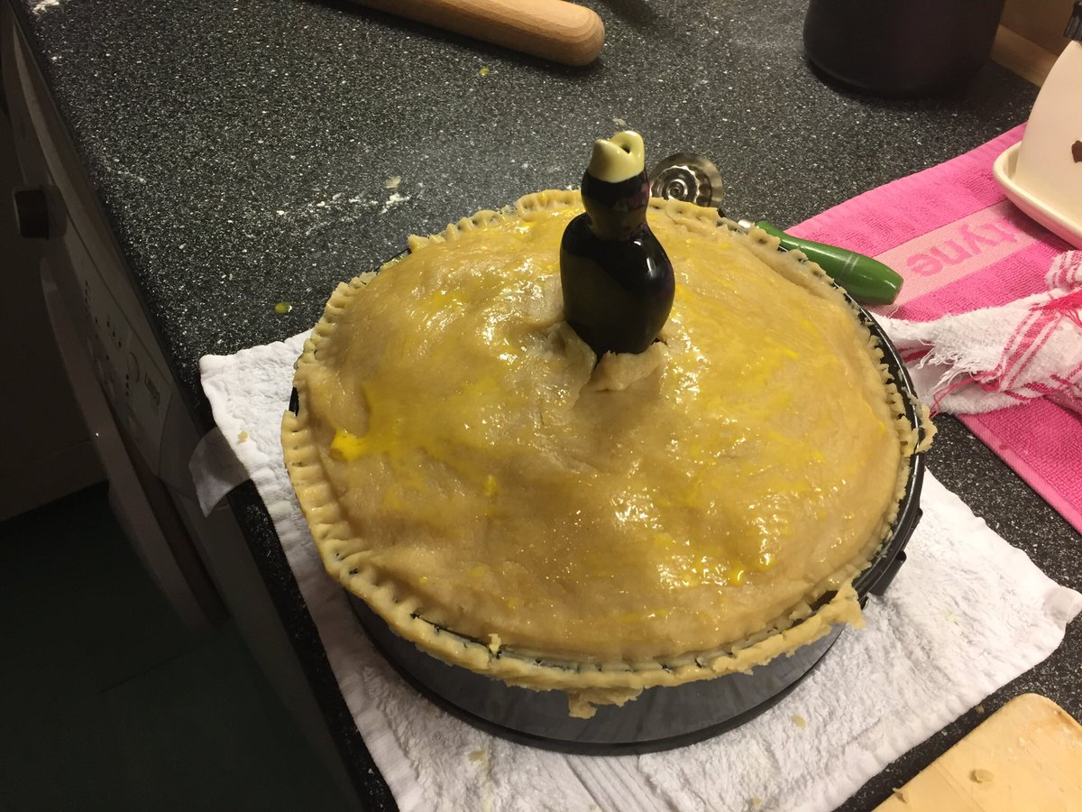 fatbellybloke's tweet image. thursday was #pienight.This wks was a #multilayered #coldpie,those ones you buy a slice of at the #deli counter.8&quot;dia 4&quot;deep #ham #chicken and a ham/chicken mince mixed with #onion #apricot #cranberry and #pistachio with a #homemade #hotwater #crustpastry #freshingredients