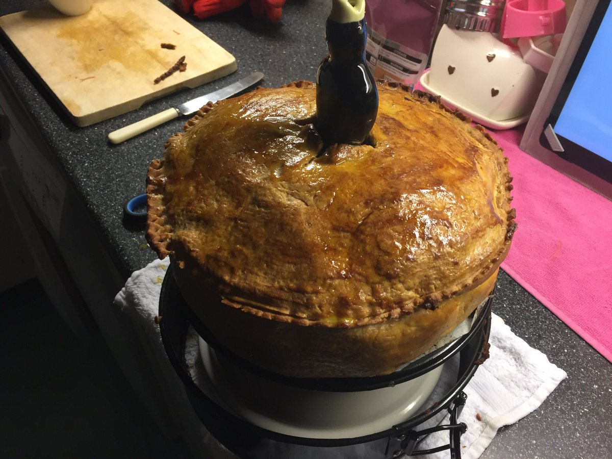 fatbellybloke's tweet image. thursday was #pienight.This wks was a #multilayered #coldpie,those ones you buy a slice of at the #deli counter.8&quot;dia 4&quot;deep #ham #chicken and a ham/chicken mince mixed with #onion #apricot #cranberry and #pistachio with a #homemade #hotwater #crustpastry #freshingredients