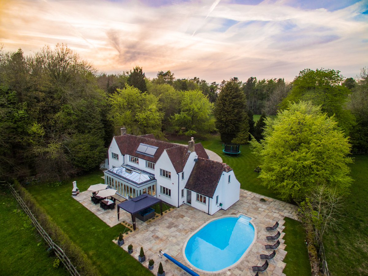 GIVeProperties's tweet photo. The White House is located in the Cotswolds, Area of Outstanding Natural Beauty and set in extensive grounds with fields and gardens all around. https://t.co/gynk8O158X https://t.co/meFLykkyV7