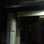 停電で真っ暗な都営三田線神保町駅ホームｗなんか地上と隔離されてる映画みたいｗ
