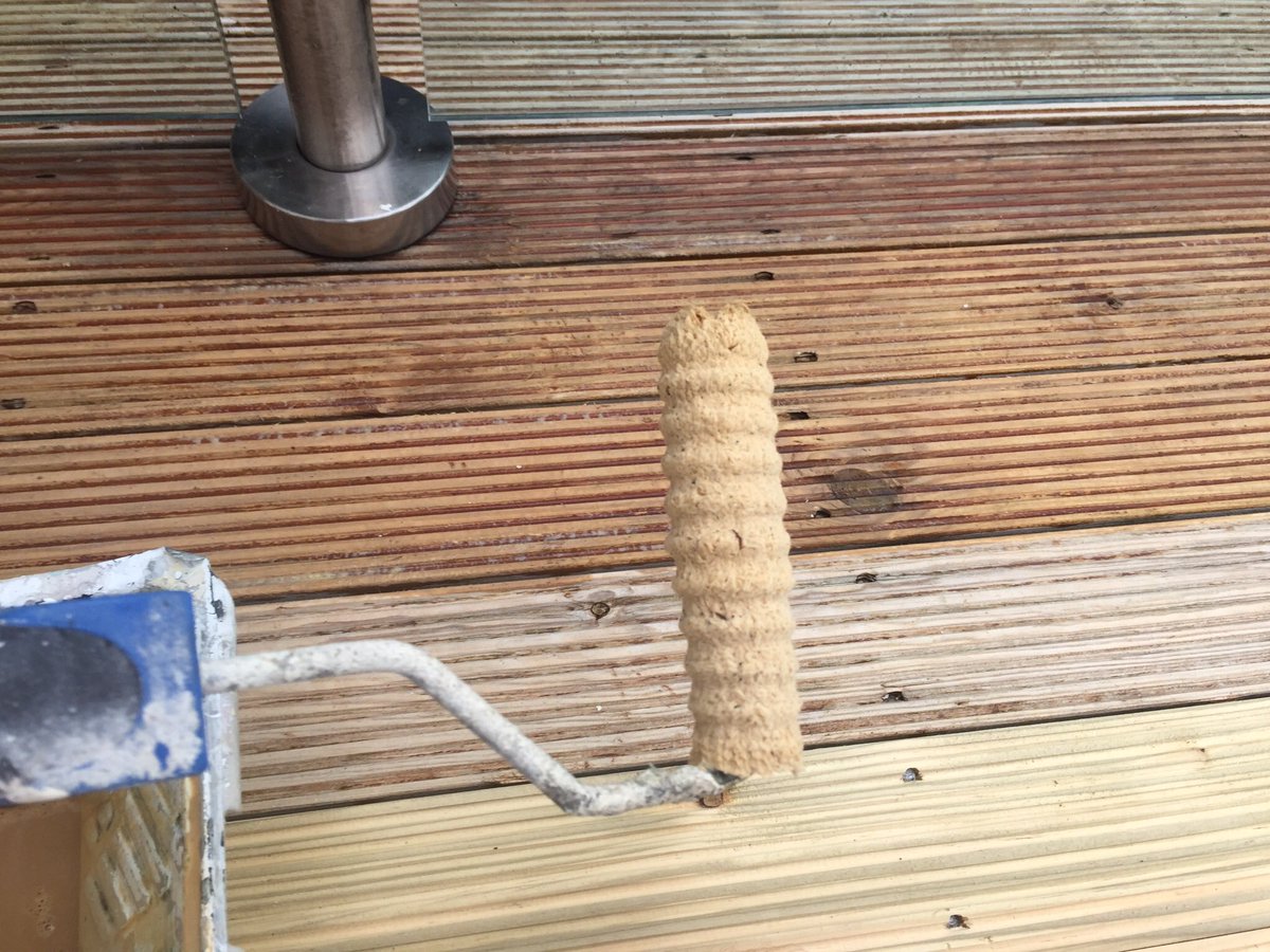 guildforddec's tweet photo. @TwoFussyBlokes @PaintshackLtd the roller makes grooved decking nice and easy https://t.co/rzL1aR3FgU