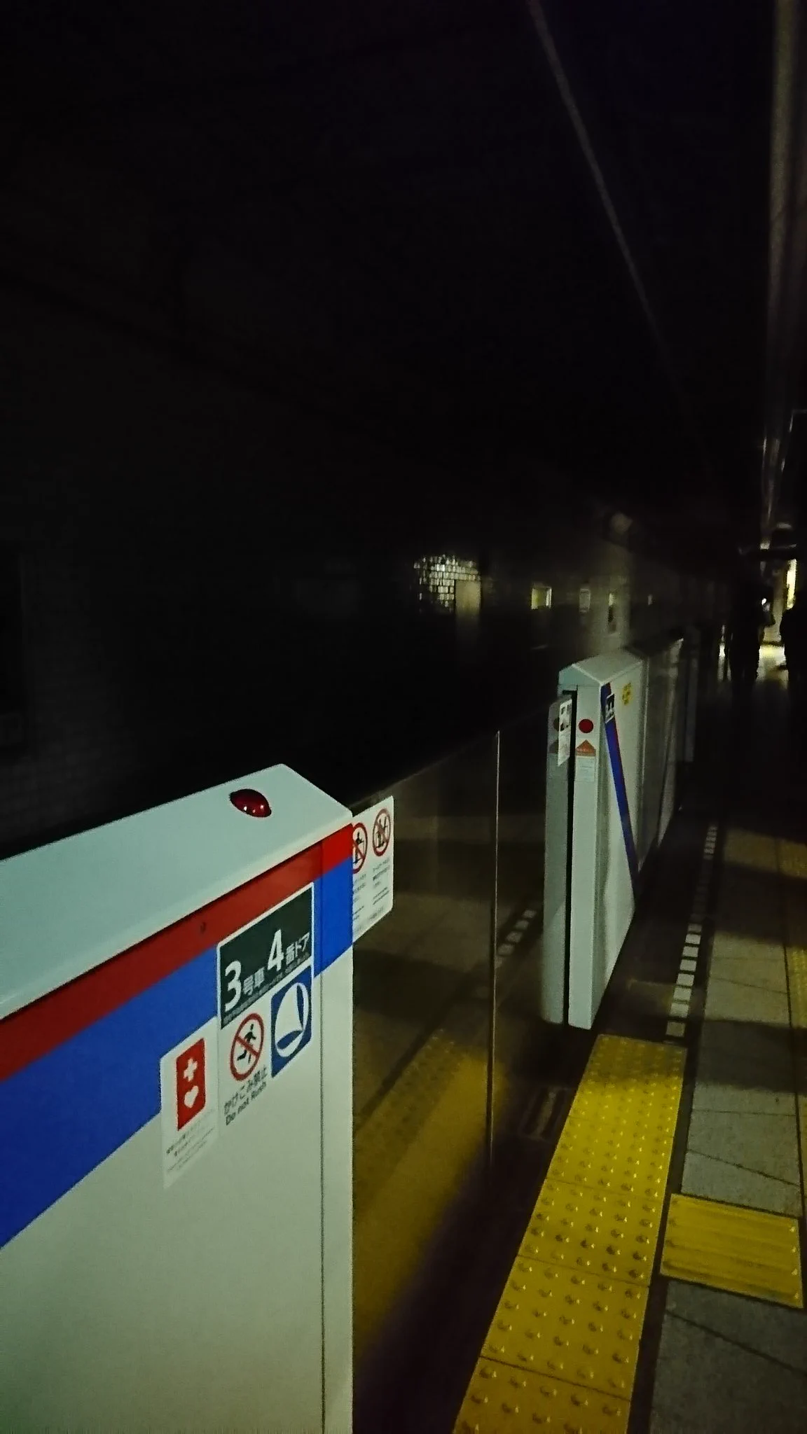 停電で真っ暗な都営三田線神保町駅ホームｗなんか地上と隔離されてる映画みたいｗ