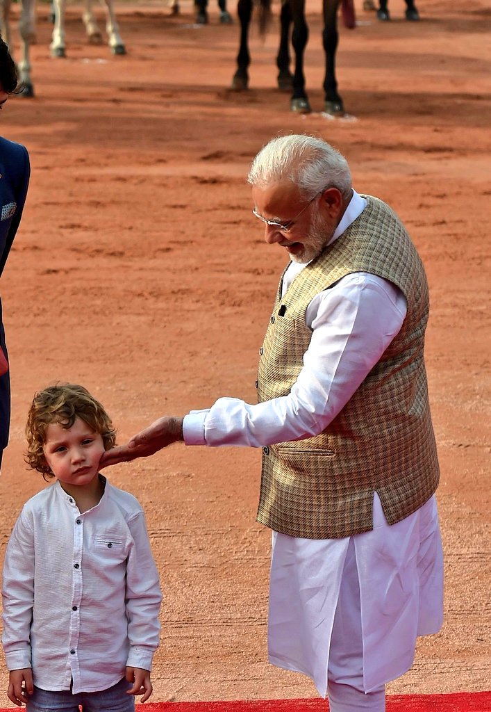sachya2002's tweet photo. Rajasthan*
इतना बड़ा हो गया है, अभी तक ब्याह नही हुआ 😹😹 https://t.co/ceiOMHgvs6