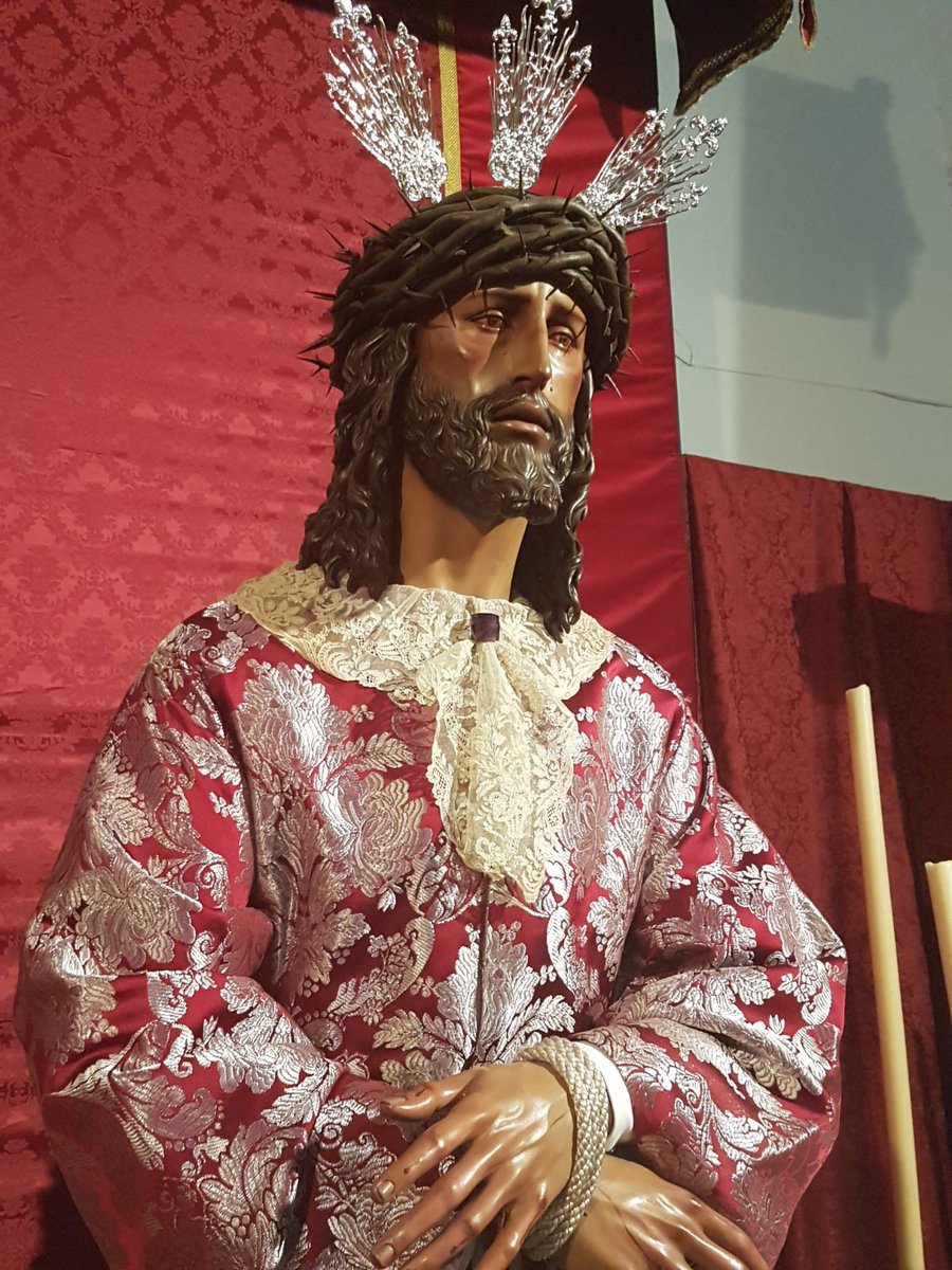 En una hora el Señor de la Salud te espera en su besamanos.
Acude a depositar tus gracias y peticiones con un beso.
Él puede.