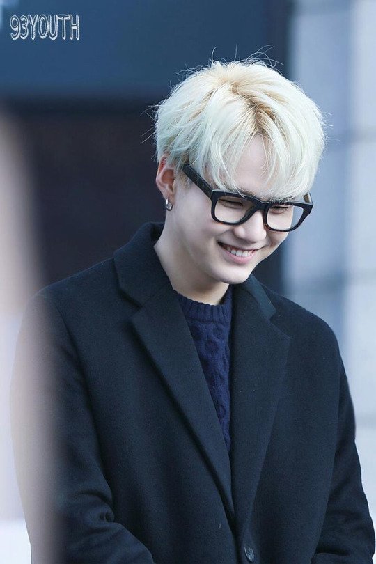 magjinficent's tweet photo. Yoongi with glasses is such a powerful concept 

#iHeartAwards #BestBoyBand #BTS @BTS_twt https://t.co/I3VZQxZ0n6