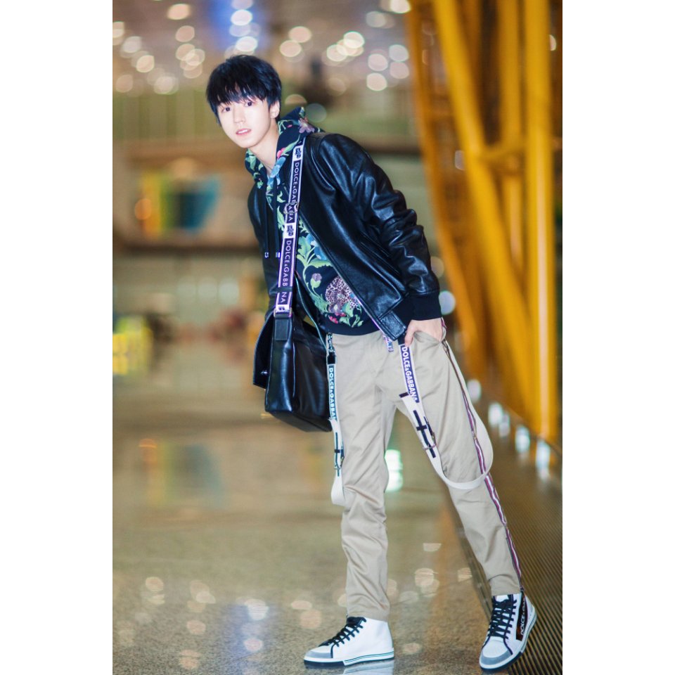 karrywangstudio's tweet photo. 凯Boss启程米兰时装周，再赴Dolce&amp;Gabbana时尚盛宴！😉 https://t.co/EAHuUSN1rz