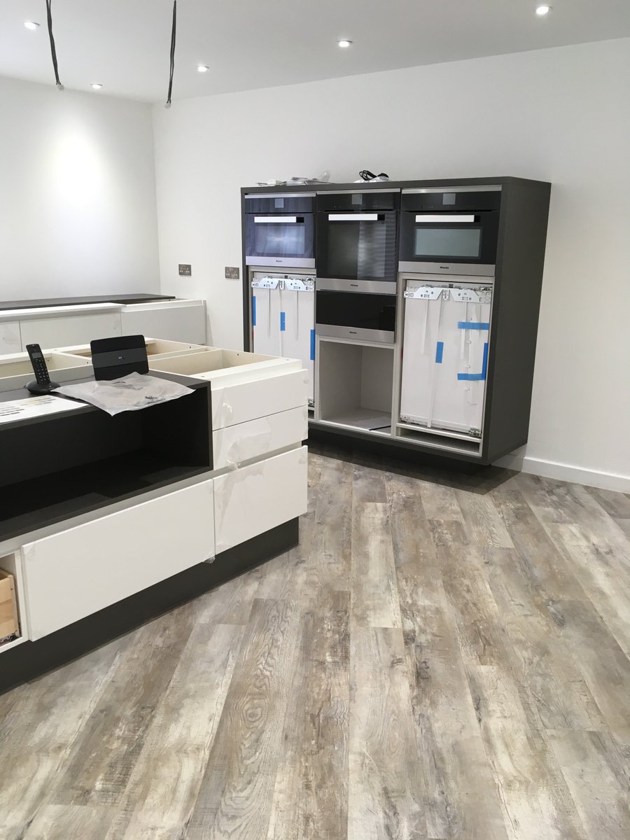 KnaggsLtd's tweet image. Beautiful kitchen installation in Rutland. Hassle free and speedy installation by #Landcliffe. #Bespoke doors #truehandleless #knaggslimited. Stage one complete