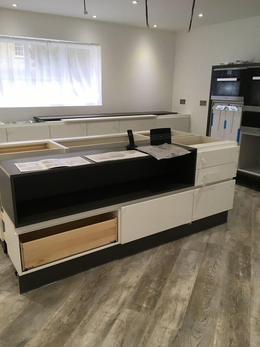 KnaggsLtd's tweet image. Beautiful kitchen installation in Rutland. Hassle free and speedy installation by #Landcliffe. #Bespoke doors #truehandleless #knaggslimited. Stage one complete