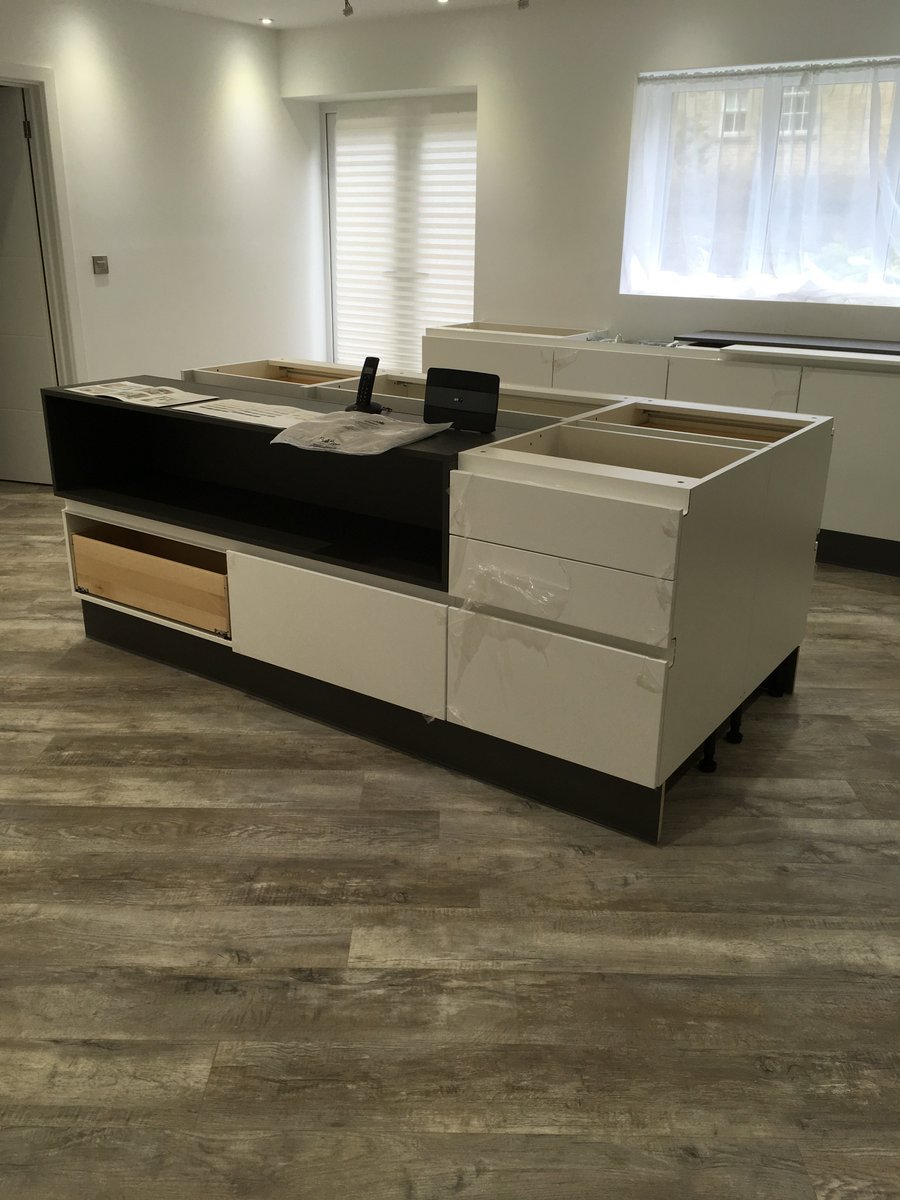 KnaggsLtd's tweet image. Beautiful kitchen installation in Rutland. Hassle free and speedy installation by #Landcliffe. #Bespoke doors #truehandleless #knaggslimited. Stage one complete