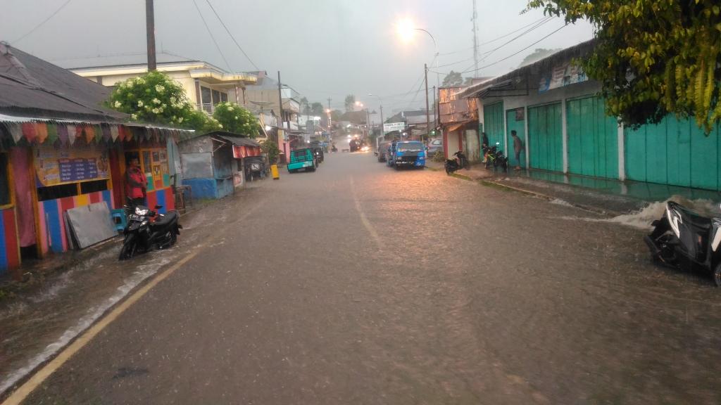 randyoldbike's tweet photo. Setiap hujan selalu banjir, kenapa aliran got di karangkobar (barat pasar) tidak diperbaiki, sering kali air masuk ke rumah sebagian warga,, 
@update_BARA @budisarwono #banjir #banjirkarangkobar #banjir banjarnegara https://t.co/7oDglSCzSq