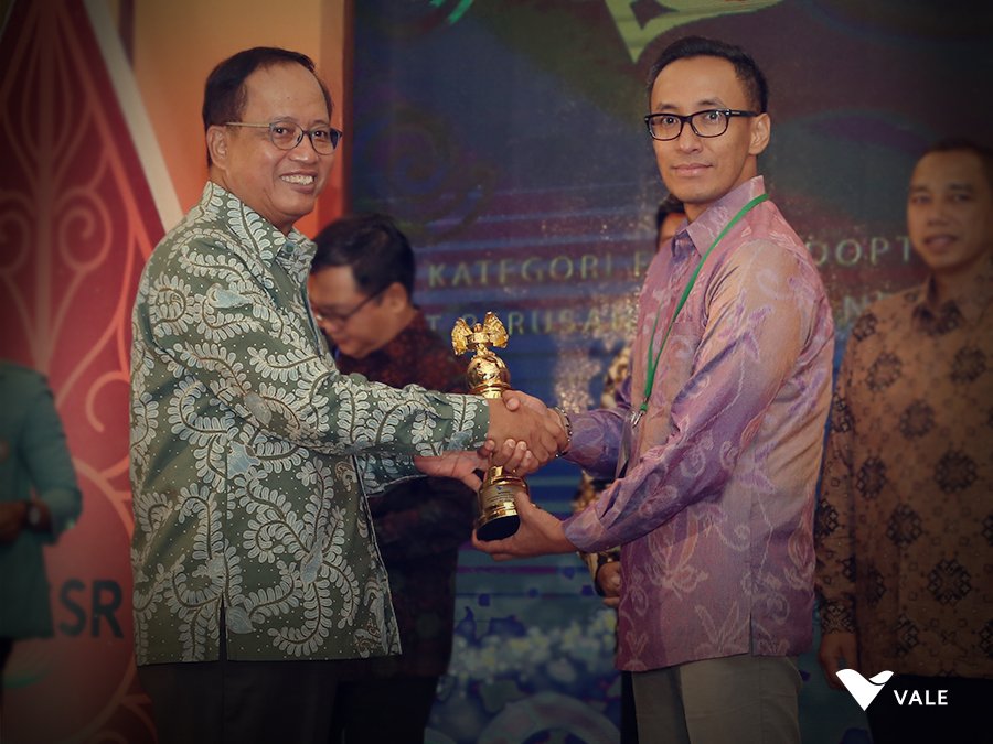 PT Vale raih Indonesia Sustainability Reporting Award 2017 untuk kategori Best Sustainability Report in Mining &amp; Metal. Penghargaan diserahkan Menristek &amp; Diknas Muhammad Nasir kepada Wapresdir PT Vale Bernardus Irmanto, Solo (24/2/2018). #ISRA2017 #PTVale vale.com/indonesia/BH/a…