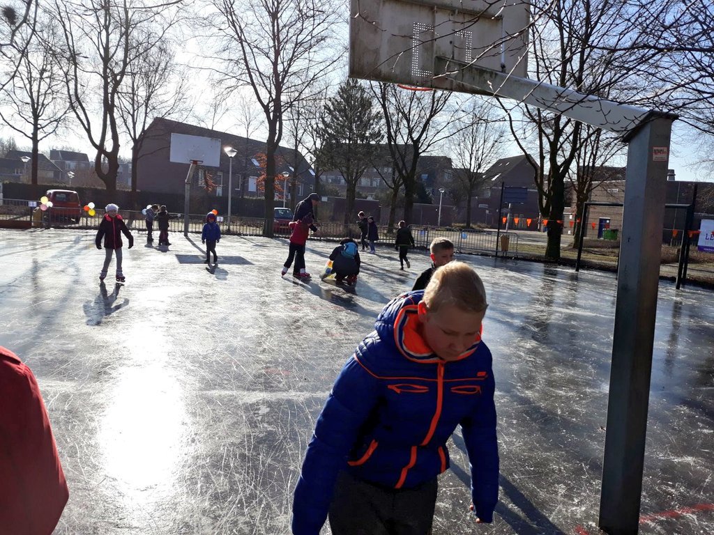 Leuk hoor! Actieve bewoners en de Belangengroep hebben in #DeRijpelberg op het basketbalveldje naast #DeBrem een schaatsbaan aangelegd. Met een prachtig resultaat! #schaatsen #bewegenisgezond #samensterk