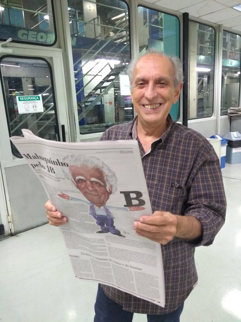 O editor do renovado Jornal do Brasil, Gilberto Menezes Côrtes, exibe orgulhoso o número zero do novo JB.