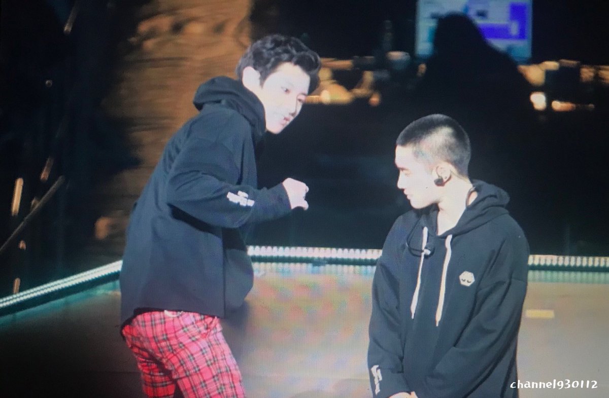 CHANNEL_930112's tweet photo. 180224 Osaka Day-2
燦烈又在戲弄秀秀，在他屁股後面擺伯賢那個heart &amp; hip的pose，秀秀一回頭燦烈以為要被打了，所以避開了。
好！可！愛！
#경수 #디오 https://t.co/0PRMHRDJL5