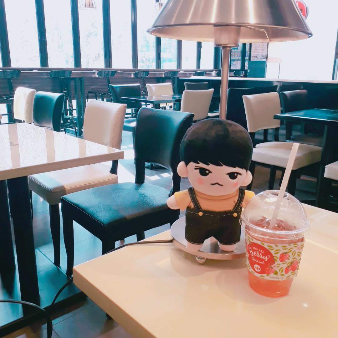 wonlin_1723's tweet photo. 🥕) 오늘은 앙린마망을 만나서 앙린마망이랑 원뭉이랑 같이 카페에 갔어요! 앙린마망이 원뭉이 볼터치도 해주고 , 원뭉이랑 같이 재밌게 논것같아서 기분이좋네요😊

#원뭉이 #원우인형 #세븐틴_인형계 #솜뭉치 https://t.co/8gzhuktD4p
