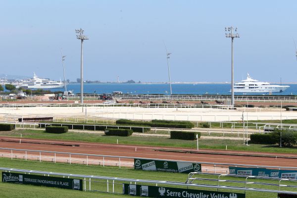 Saison 2018 - 1ère étape <a href="/hippocotdazur/">Hippodrome de Cagnes-sur-Mer 🏇</a>
le prono <a href="/Paris_Turf/">ParisTurf</a> 1-2-8-5-6-3
le prono <a href="/canalturf/">Canalturf</a> 1-8-9-6-5
le prono <a href="/equidia/">Equidia</a> 1-8-6-9-5
