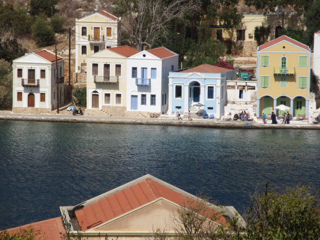 pivettiladige's tweet photo. La riconoscete, lì in mezzo, bassa e azzurra? È la casa di #Vassilissa nel film "Mediterraneo" di Gabriele #Salvatores. All'isola di #Kastellorizo, fino a domani, è dedicata la mostra "L'Isola dell'Oblio" al Circolo degli #Artisti di #Modena. Ospite del Centro #Studi "Muratori". https://t.co/nR53X7v23G