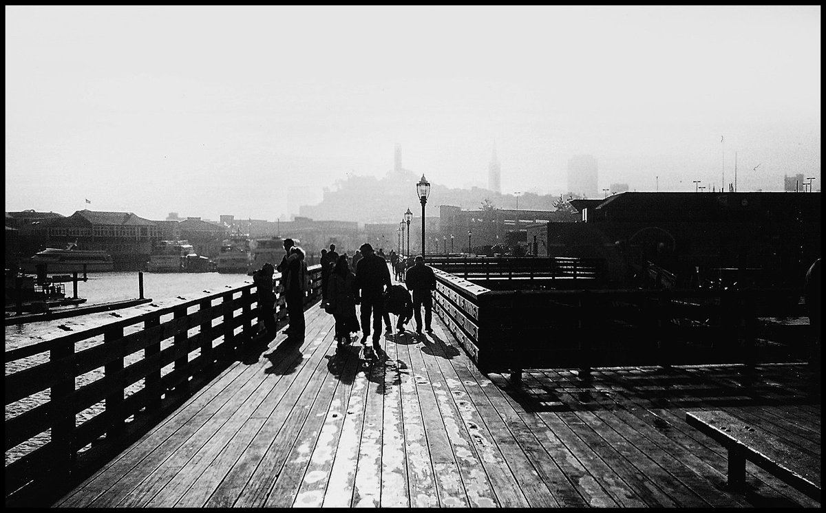 hunterleo3's tweet photo. "Silhouettes" (1998) @ Pier 39 - San Francisco #Analogphotography #Nikon #Streetphotography (© Leo de Jager) https://t.co/NOeu9vCMXg