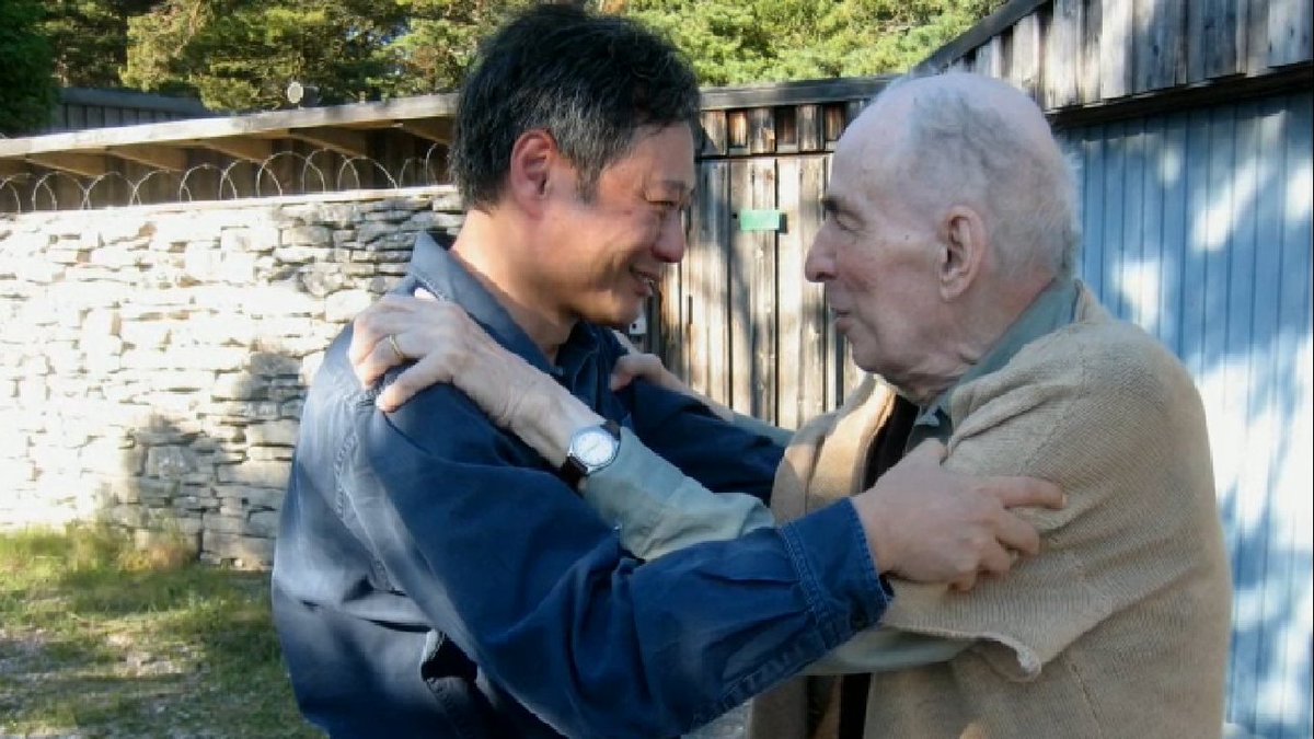 Stargazer_KEA's tweet photo. Ang Lee meeting Ingmar Bergman in 2006. https://t.co/Bpnif7L36H