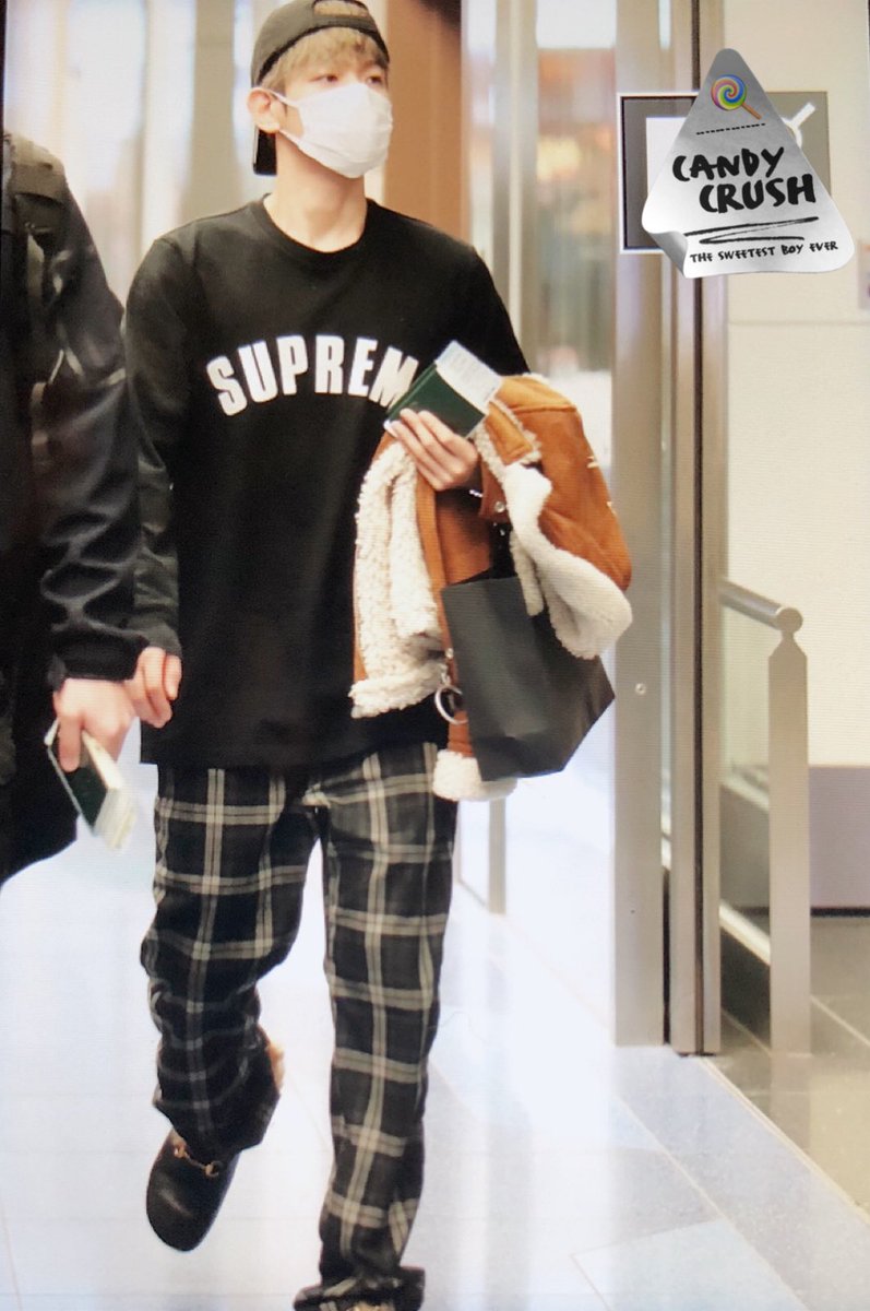[PREVIEW] 180225 <a href="/weareoneEXO/">EXO</a> Beakhyun @ HND Airport
Cr: Candy Crush

#EXO_Olympics