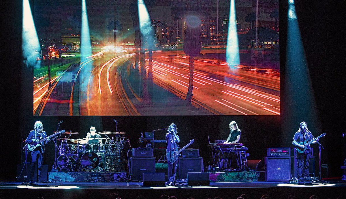 StevenWilsonHQ's tweet image. Here are some excellent photos taken by Hajo Müller at the Mehr Theater shows in Hamburg 📷 stevenwilsonhq.com/sw/photos-show… #stevenwilson #tothebonetour