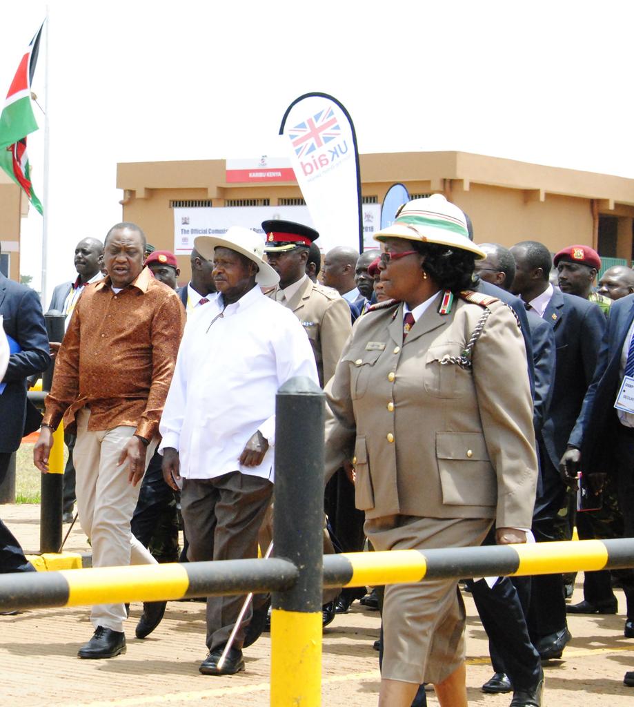 SeguyaShafiq's tweet image. Improved physical border infrastructure, harmonised working procedures, fast customs processing and information sharing will reduce waiting times at the border. #URATradeFacilitation #OneStopBorderPost .@KagutaMuseveni .@UKenyatta .@URAuganda #VukaBorderFaster